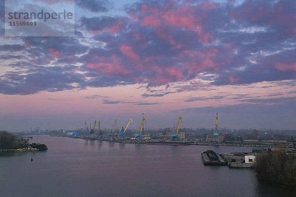 Ukraine  Dnepropetrovsk  Handelsdock in der Abenddämmerung