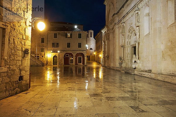 Kroatien  Dalmatien  Sibenik  Altstadt in der Abenddämmerung