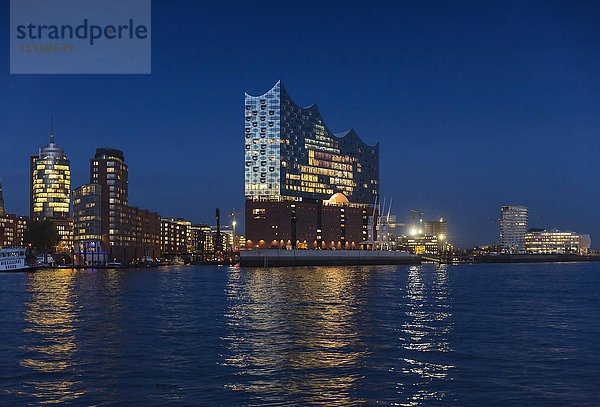 Elbphilharmonie  beleuchtet  Abend  Hamburg Deutschland