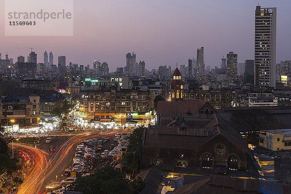 Rushhour  Crawford-Markt  Mahatma Jyotiba Phule Mandai-Markt  Abenddämmerung  Mumbai  Maharashtra  Indien  Asien