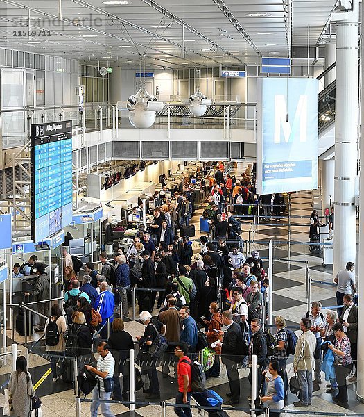 Passagiere vor der Sicherheitskontrolle  Terminal  Modul B  Flughafen München  Oberbayern  Deutschland  Europa