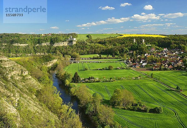 Fluss Saale  Dorf Saaleck  Burgruine Rudelsburg und Saaleck  Saaletal bei Bad Kosen  Sachsen-Anhalt  Deutschland  Europa