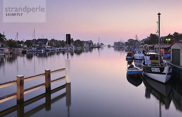 Morgenstimmung am Hafen von Wieck  Fluss Ryck  hinter der Mündung in die Greifswalder Bucht  Greifswald  Mecklenburg-Vorpommern  Deutschland  Europa