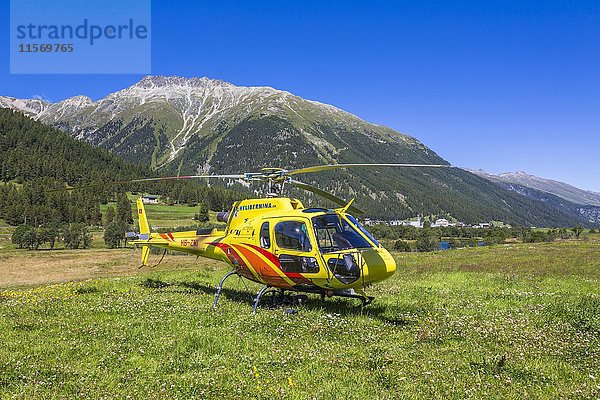 Hubschrauber  Passagierhelikopter  Samaden oder Samedan  vor dem Berg Crasta Mora  Engadin Region Maloja  Kanton Graubünden  Schweiz  Europa