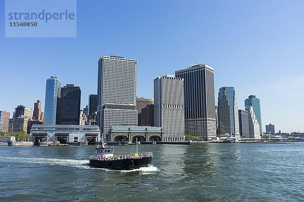 Bootsüberquerung vor der Skyline von Manhattan  New York City  USA  Nordamerika