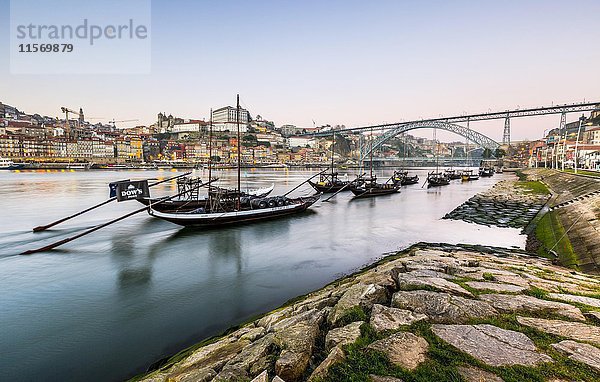 Rabelo-Boote  Portweinboote auf dem Rio Douro  Fluss Douro  Porto  Portugal  Europa