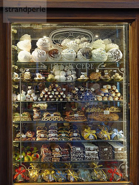 Auslage im Schaufenster mit Gebäck  Süßwaren  Pasticceria  La Botega del Pasticcere  Via Portico  Assisi  Umbrien  Italien  Europa