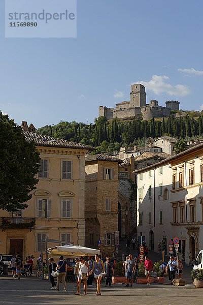 Piazza Santa Chiara  mit Festung Rocca Maggiore  Assisi  Umbrien  Italien  Europa