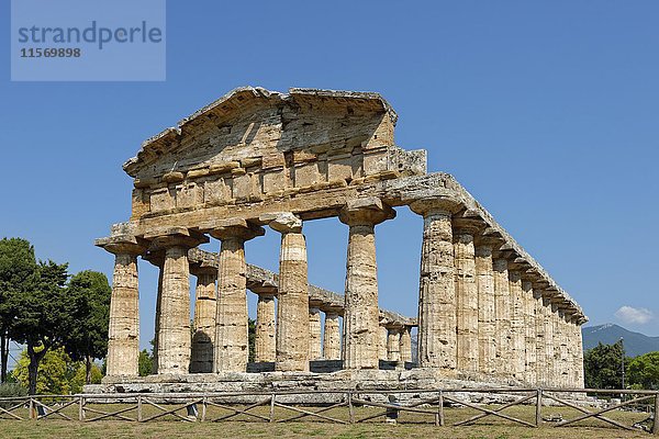 Griechisch-dorischer Tempel der Athene  archäologische Stätte von Paestum  Capaccio Paestum  Kampanien  Italien  Europa