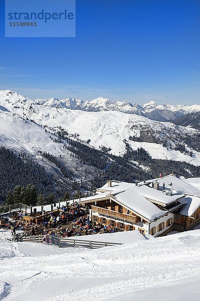Skifahrer in Holzalm  Skigebiet Hochfügen  Zillertal  Tirol  Österreich  Europa