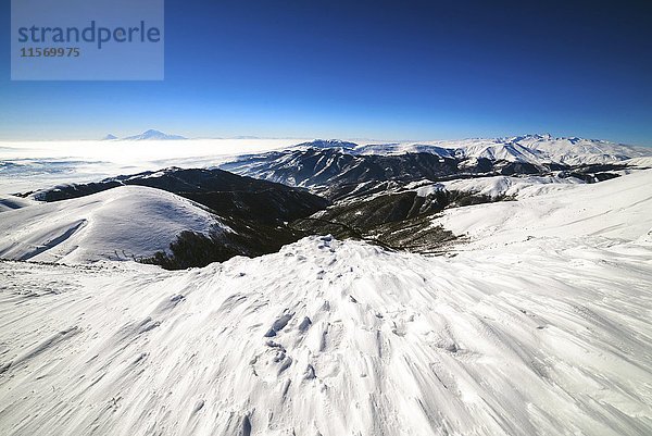 Blick auf den Ararat vom Skigebiet Tzakhkadzor im Winter  Armenien  Asien