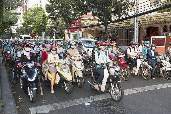 Viele Mopeds auf der Straße  Ho Chi Minh Stadt  Vietnam  Asien