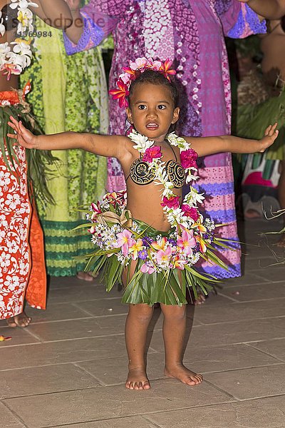 Kleines Mädchen mit Blumen geschmückt  polynesische Tänzerin  Raiatea  Französisch-Polynesien  Südpazifik  Ozeanien
