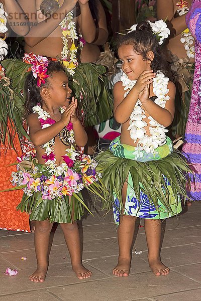 Kleine Mädchen mit Blumen geschmückt  Polynesische Tänzerin  Raiatea  Französisch-Polynesien  Südpazifik  Ozeanien
