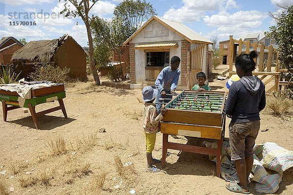 Kinder spielen Tischfußball  Dorf Avarabohitra Fenomanano  Bezirk Tsiroanomandidy  Region Bongolava  Madagaskar  Afrika