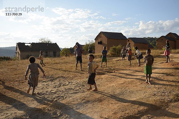 Spielende Kinder  Dorf Tsaramadoandro  Bezirk Tsiroanomandidy Region Bongolava  Madagaskar  Afrika