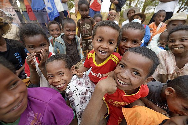 Kinder in einem Dorf in der Nähe von Tsiroanomandidy Region Bongolava  Madagaskar  Afrika