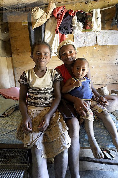 Mädchen  Jugendliche und Kleinkinder in einer einfachen Hütte  Ambatomityy Dorf  Moramanga  Alaotra-Mangoro Region  Madagaskar  Afrika