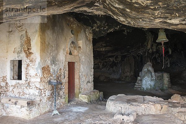Höhle  Tropfsteinhöhle mit einer Kapelle  Spileo Arkoudas  Halbinsel Akrotiri  Kreta  Griechenland  Europa