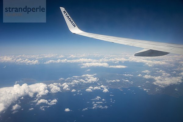 Flugzeugflügel  Ryanair-Maschine über Griechenland