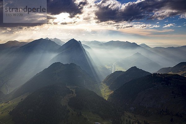 Berge  Sonnenstrahlen hinter der Kanisfluh  Bregenzerach  Blick vom Diedamskof  Schoppernau  Vorarlberg  Österreich  Europa