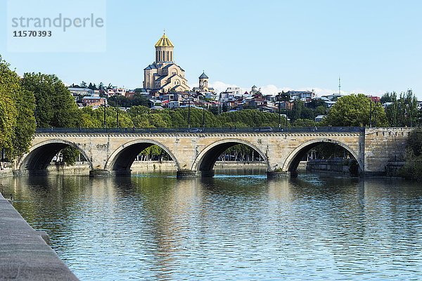 Chughureti- oder Saarbrücken-Brücke über den Fluss Mtkvari  Kathedrale der Heiligen Dreifaltigkeit auf dem Hügel  Tiflis  Georgien  Asien