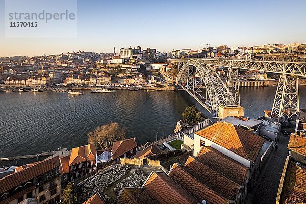 Historisches Zentrum und Brücke  Bogenbrücke Ponte Dom Luís über den Douro  Verbindung zwischen Porto  Portugal  Europa