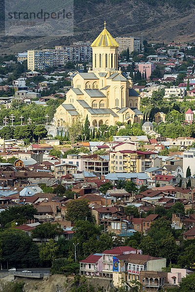 Stadtansicht mit Kathedrale der Heiligen Dreifaltigkeit  Tiflis  Georgien  Asien