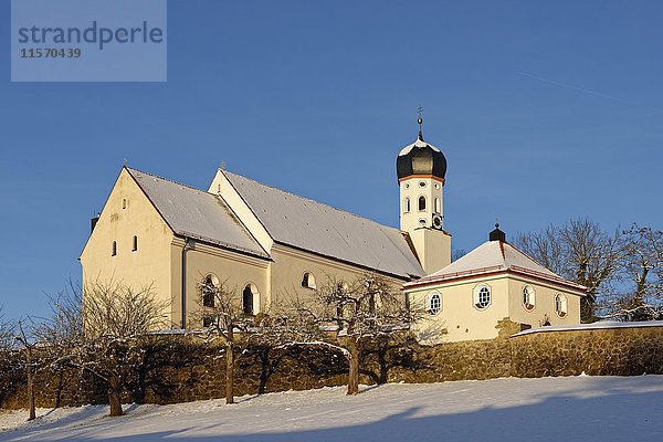 Pfarrkirche St. Kilian  Bad Heilbrunn  im Winter  Oberbayern  Bayern  Deutschland  Europa