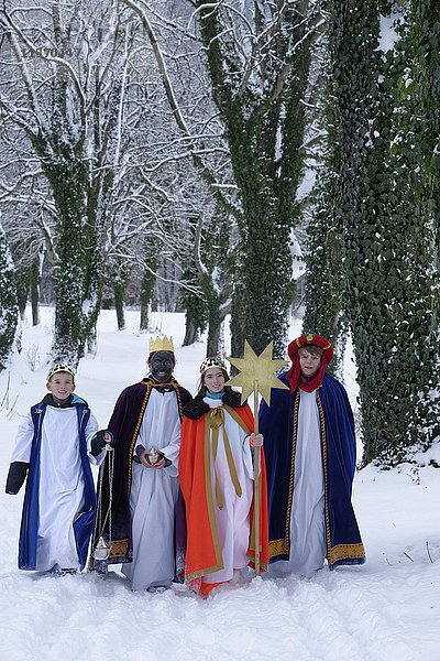 Als Sternsinger verkleidete Kinder  die Heiligen Drei Könige  Bad Heilbrunn  Oberbayern  Bayern  Deutschland  Europa