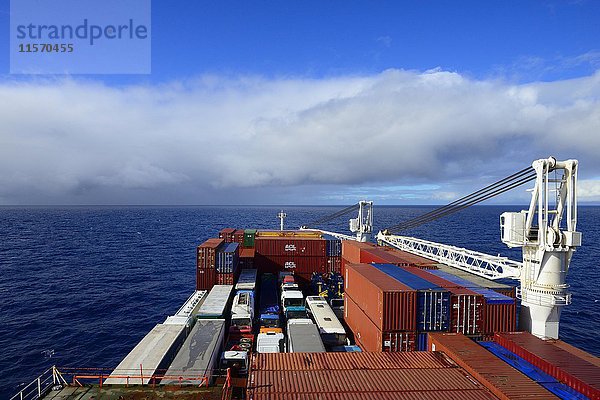 Frachtschiff mit Fahrzeugen und Containern  offenes Meer  Atlantik mit Wolken
