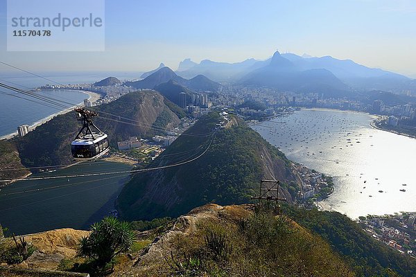 Seilbahn zum Zuckerhut  auf der Rückseite der Copacabana  Rio de Janeiro  Brasilien  Südamerika