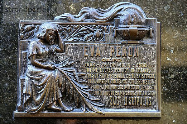 Gedenkschild für Eva Peron  Mausoleum der Familie Duarte  Friedhof von Recoleta  Buenos Aires  Argentinien  Südamerika