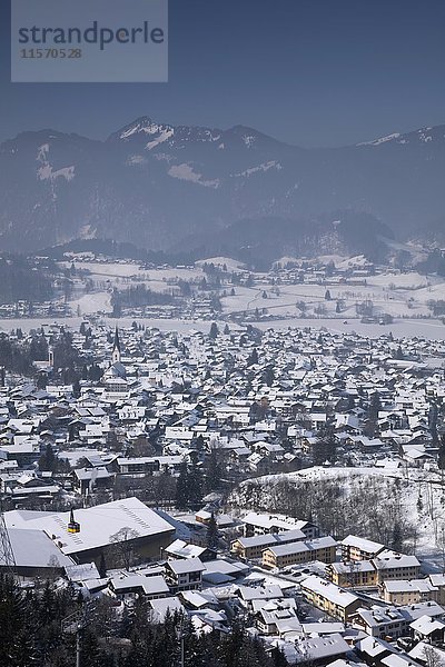 Stadtbild im Winter  Oberstdorf  Allgäuer Alpen  Allgäu  Bayern  Deutschland  Europa