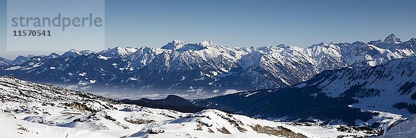 Alpenpanorama  Blick vom Hahnenköpfle  Kleinwalsertal  Allgäuer Alpen  Vorarlberg  Österreich  Europa