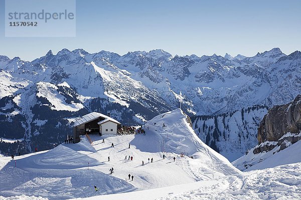 Berghütte Hahnenköpfle vor Bergpanorama  Hoher Ifen  Kleinwalsertal  Allgäuer Alpen  Vorarlberg  Österreich  Europa