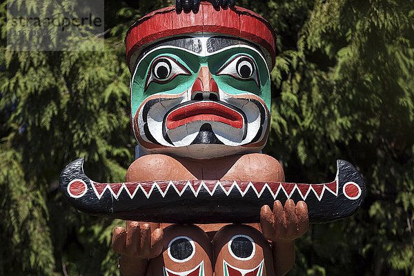 Totempfahl im Stanley Park  Vancouver  Provinz British Columbia  Kanada  Nordamerika