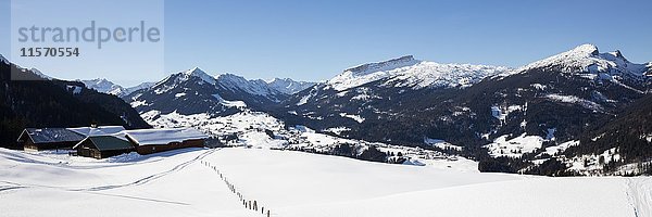 Hütten vor Alpenpanorama mit Berg Hoher Ifen  2228m  Winter  Kleinwalsertal  Vorarlberg  Österreich  Europa