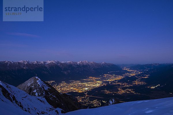 Inntal in der Dämmerung  Nordkette im Hintergrund  beleuchtetes Innsbruck  Spitzmandl im Vordergrund  blaue Stunde  Innsbruck  Tirol  Österreich  Europa