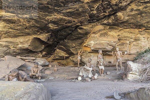 Rekonstruktion eines San-Lagers mit Feuerstellen in einer Höhle  Giant's Castle Reserve  KwaZulu-Natal  Südafrika  Afrika
