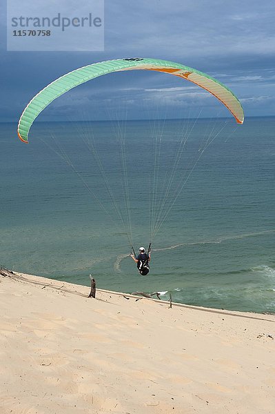 Gleitschirmflieger an der Küste  Rainbow Beach  Queensland  Ostküste  Australien  Ozeanien