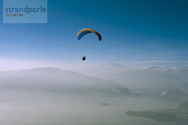 Gleitschirmflieger über dem Lago Maggiore  am Monte Sasso  Laveno  Lombardei  Italien  Europa