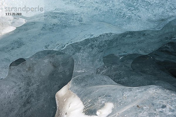 Eisbildung in einer Gletscherspalte  Morteratschgletscher in Pontresina  Engadin  Schweiz  Europa