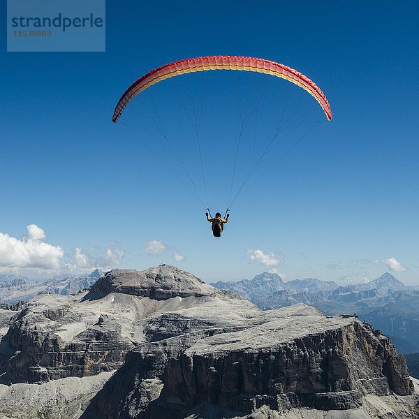 Gleitschirmfliegen  Gleitschirmfliegen über der Sellagruppe  Sellatürme und Piz Boe  Dolomiten  Fassatal  Provinz Trentino  Italien  Europa