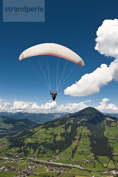 Gleitschirm  Gleitschirmfliegen in Hopfgarten bei Brixental  Hohe Salve  Tirol  Österreich  Europa