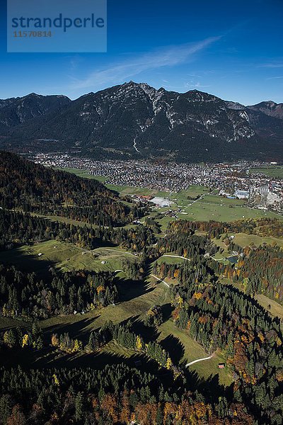 Berglandschaft  Kochelberg bei Garmisch-Partenkirchen  Herbstwald  Oberland  Bayern  Deutschland  Europa