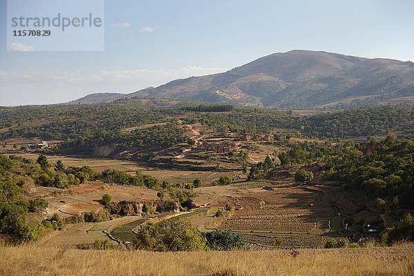 Bergige Landschaft  Blick auf das Dorf Tsaramadoandro  Region Bongolava  Madagaskar  Afrika