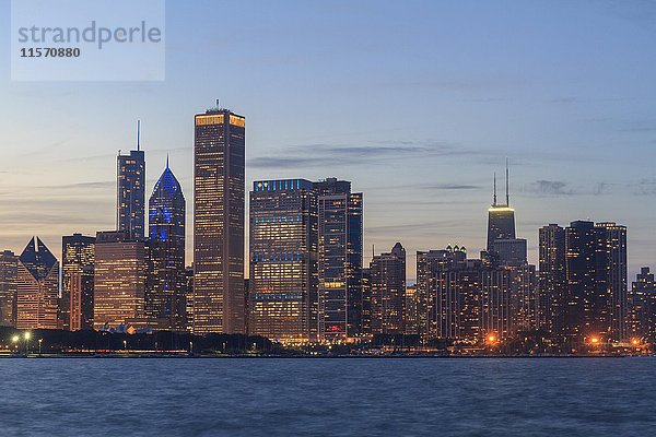 Skyline  Wolkenkratzer  Michigansee  Abenddämmerung  Chicago  Illinois  USA  Nordamerika
