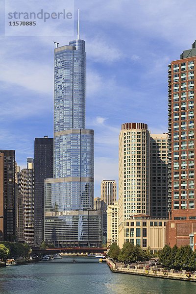 Chicago River mit Trump Tower  Wolkenkratzer  Chicago  Illinois  USA  Nordamerika