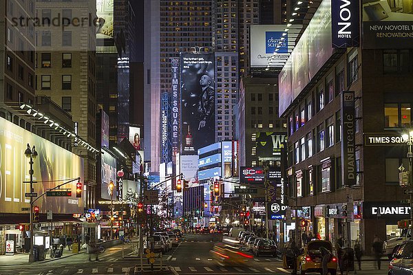 Beleuchtete Plakate  Broadway und Times Square  Manhattan  New York City  New York  USA  Nordamerika